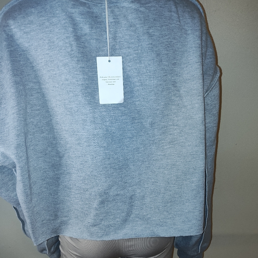 Casual Gray Cropped Sweatshirt - Picture 2 of 3